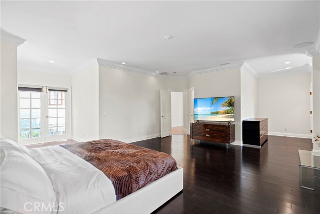 13320 Mulholland Drive, Beverly Hills CA: https://media.crmls.org/medias/e6d59ae9-2a1a-4f42-bc9f-22de4845f719.jpg