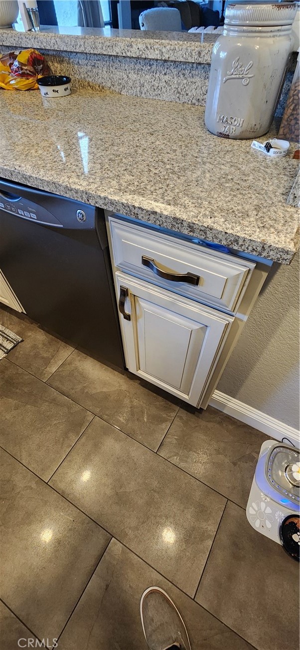 Detail Gallery Image 10 of 13 For 401 Corte Rojo, Upland,  CA 91786 - 2 Beds | 2/1 Baths