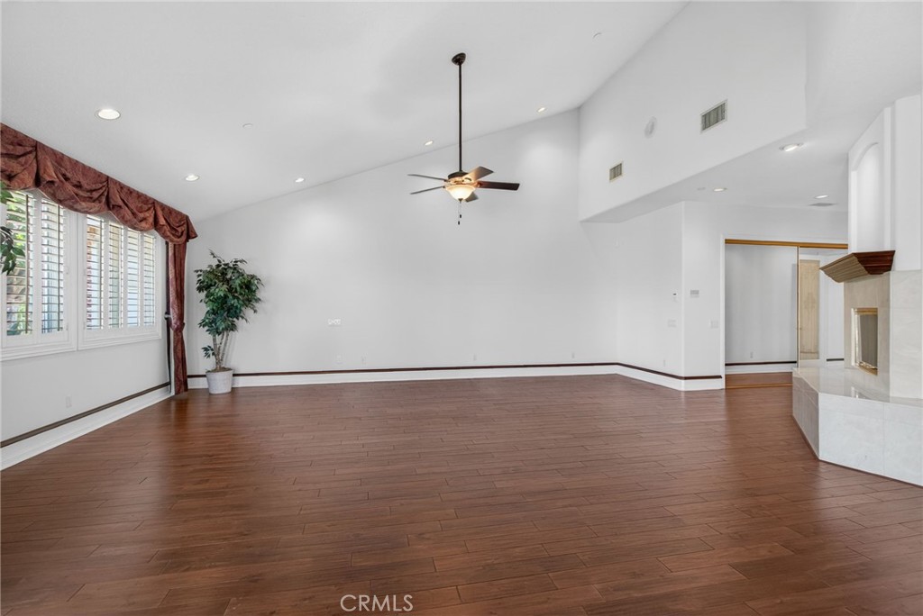 https://media.crmls.org/medias/e6d6e7a0-8829-42e1-9ff4-669b1a78d57e.jpg?preset=X-Large