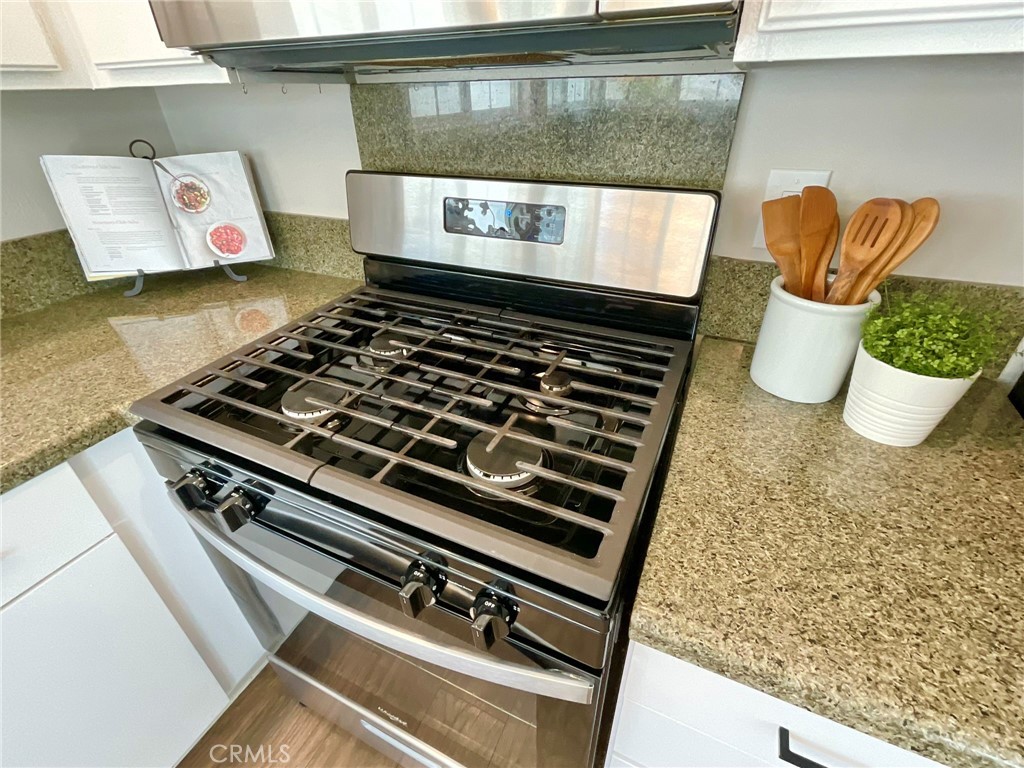 https://media.crmls.org/medias/e6db365b-aed7-411a-97f2-30acd23946b1.jpg?preset=X-Large