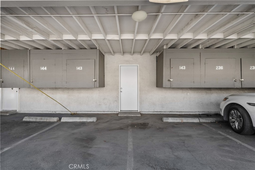 https://media.crmls.org/medias/e6dba94e-f324-423d-b15b-df78d61b116b.jpg?preset=X-Large