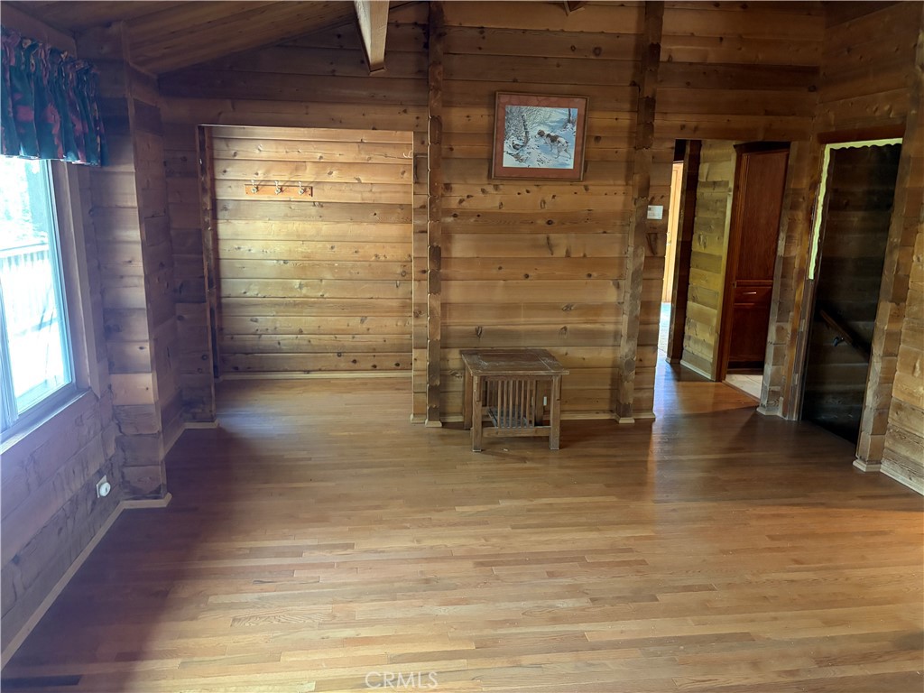 https://media.crmls.org/medias/e6dbeca2-01f5-4164-aa2f-015062252d75.jpg?preset=X-Large