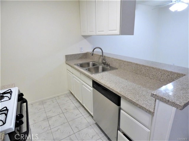 Detail Gallery Image 4 of 11 For 8601 International, Canoga Park,  CA 91304 - 2 Beds | 1 Baths