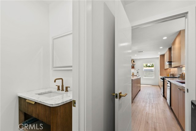 6832 Cantaloupe Avenue, Van Nuys CA: https://media.crmls.org/medias/e6de8f3b-b877-447f-b78e-d8ef37e1df2f.jpg
