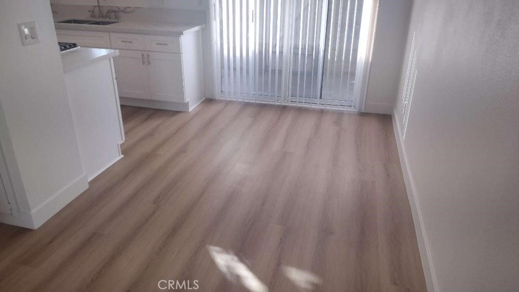 https://media.crmls.org/medias/e6e1997b-53ae-43d0-b1d8-ac4c610ca256.jpg?preset=X-Large