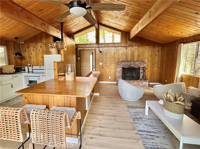 Detail Gallery Image 10 of 31 For 2484 Pine Dr, Running Springs,  CA 92382 - 2 Beds | 1 Baths