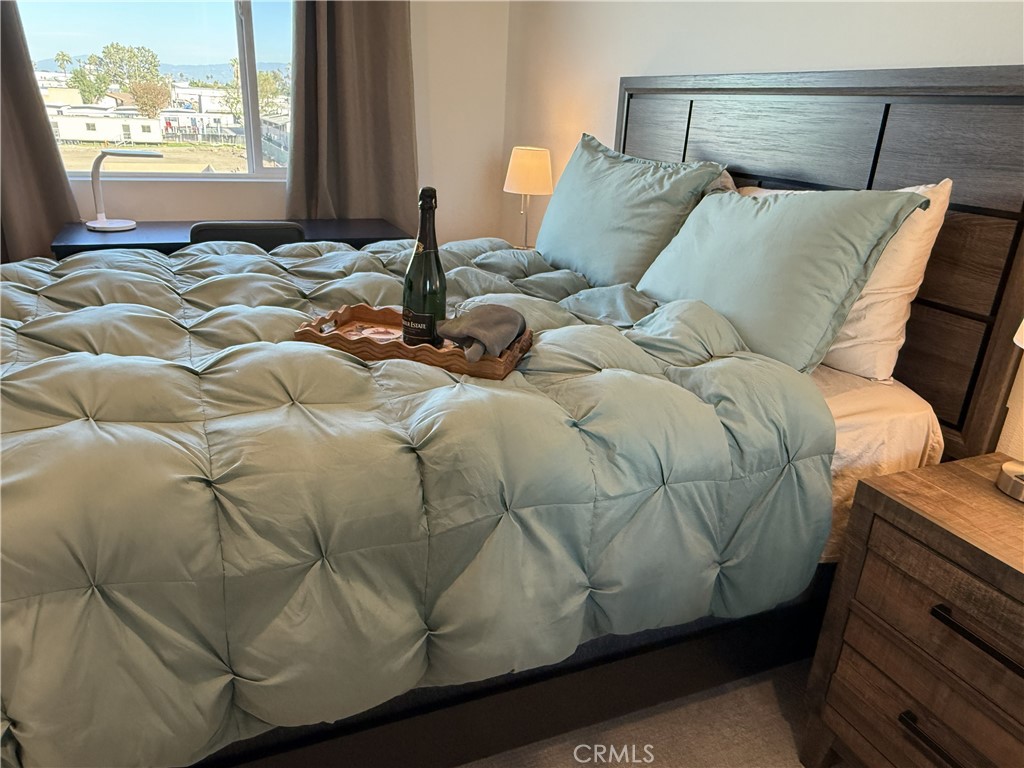 https://media.crmls.org/medias/e6e3b516-340b-45d8-b397-9c4810ec6660.jpg?preset=X-Large
