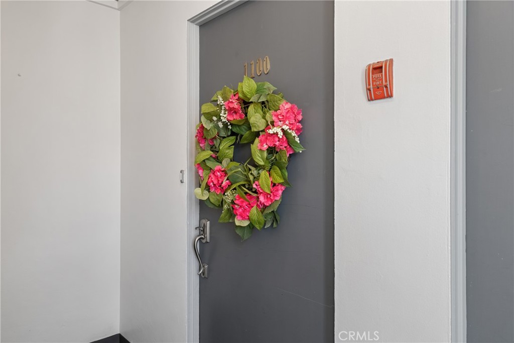 https://media.crmls.org/medias/e6e4c7ee-8c50-452b-8c05-407a2f454921.jpg?preset=X-Large