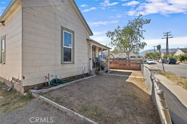 214 S Ojai Street, Santa Paula CA: https://media.crmls.org/medias/e6e53de3-8fdf-48db-8bde-77b9eb882f99.jpg