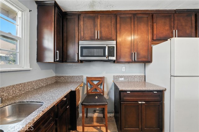Detail Gallery Image 4 of 39 For 1271 W 19th St, San Bernardino,  CA 92411 - 4 Beds | 2 Baths