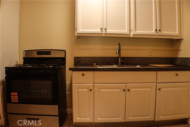 Detail Gallery Image 7 of 16 For 426 E 79th St #1,  –,  CA 90003 - 2 Beds | 1 Baths