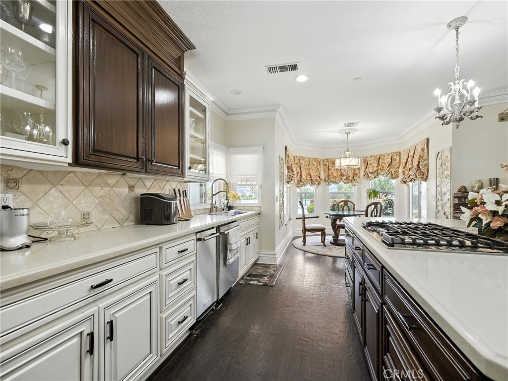https://media.crmls.org/medias/e6e7edb4-6b73-4e09-89e6-b83619688010.jpg?preset=X-Large