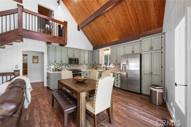 Detail Gallery Image 5 of 29 For 635 Grass Valley Dr, Lake Arrowhead,  CA 92352 - 3 Beds | 2 Baths