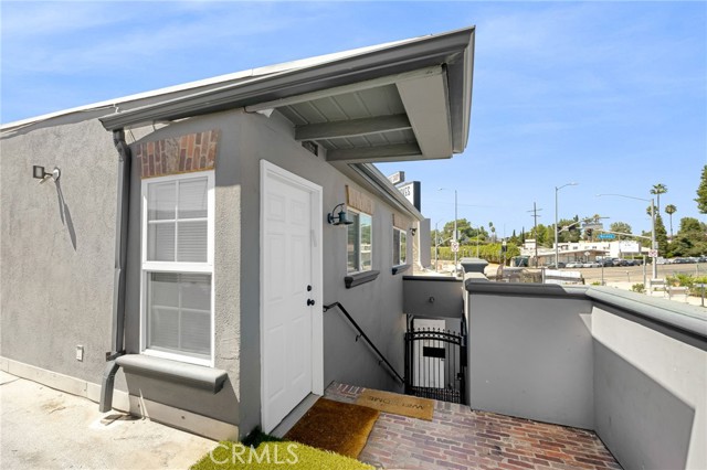 Detail Gallery Image 2 of 14 For 6000 Woodman Ave #A1,  Van Nuys,  CA 91401 - 2 Beds | 1 Baths