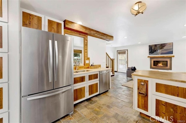 40221 Esterly Lane, Big Bear Lake CA: https://media.crmls.org/medias/e6ed0902-8099-4358-a738-3ace712001ac.jpg