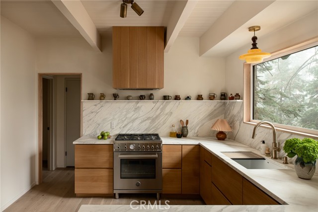 Detail Gallery Image 9 of 31 For 28443 Altamont Ct, Lake Arrowhead,  CA 92352 - 3 Beds | 2/1 Baths