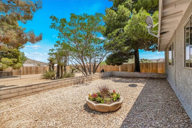 57856 El Dorado Drive, Yucca Valley CA: https://media.crmls.org/medias/e6f18a68-1979-417f-b8da-1786cd336fb0.jpg