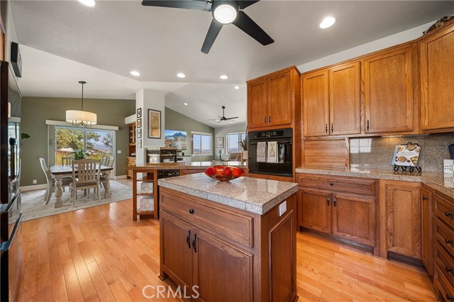 5611 Cherokee Drive, Kelseyville CA: https://media.crmls.org/medias/e6f25b0f-1770-4bb5-bdbe-415c80d7462d.jpg