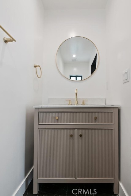 Detail Gallery Image 10 of 14 For 2631 Cochran Ave, Los Angeles,  CA 90016 - 3 Beds | 2/1 Baths