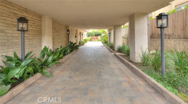 330 W California Boulevard, Pasadena CA: https://media.crmls.org/medias/e6f5c80f-6cef-414e-b2e3-d36542f62029.jpg