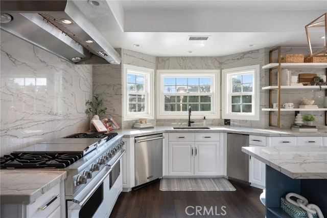 Detail Gallery Image 13 of 39 For 5 Hillsborough, Newport Beach,  CA 92660 - 4 Beds | 4/1 Baths