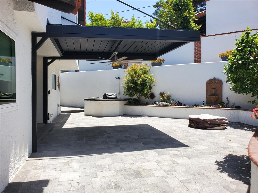 https://media.crmls.org/medias/e6f8aa87-8963-4645-aaff-9645696dab8b.jpg?preset=X-Large