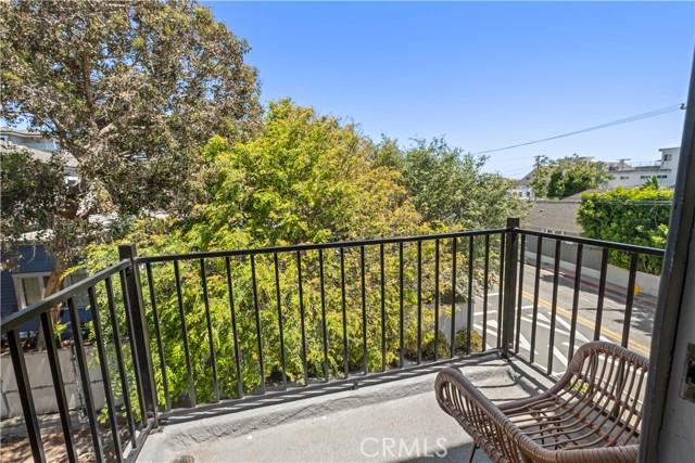 101 Dudley Ave, Venice CA: https://media.crmls.org/medias/e6f9af62-621e-4de3-88a1-a4ad2bc35629.jpg