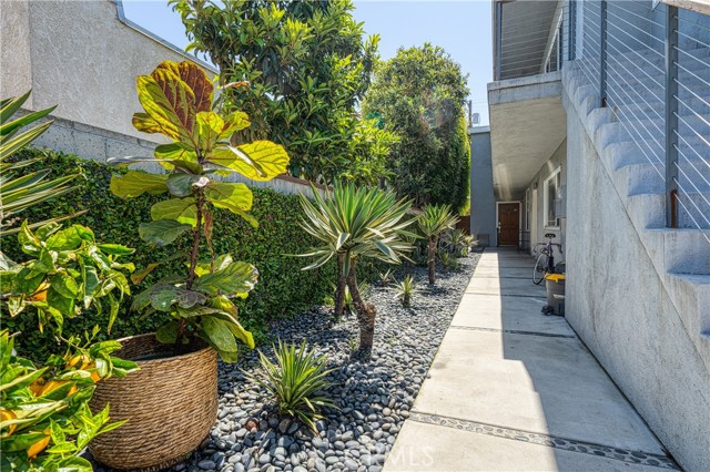 828 Indiana Avenue, Venice CA: https://media.crmls.org/medias/e6fb7f57-ce53-4b41-a725-4ca818c9cd5d.jpg