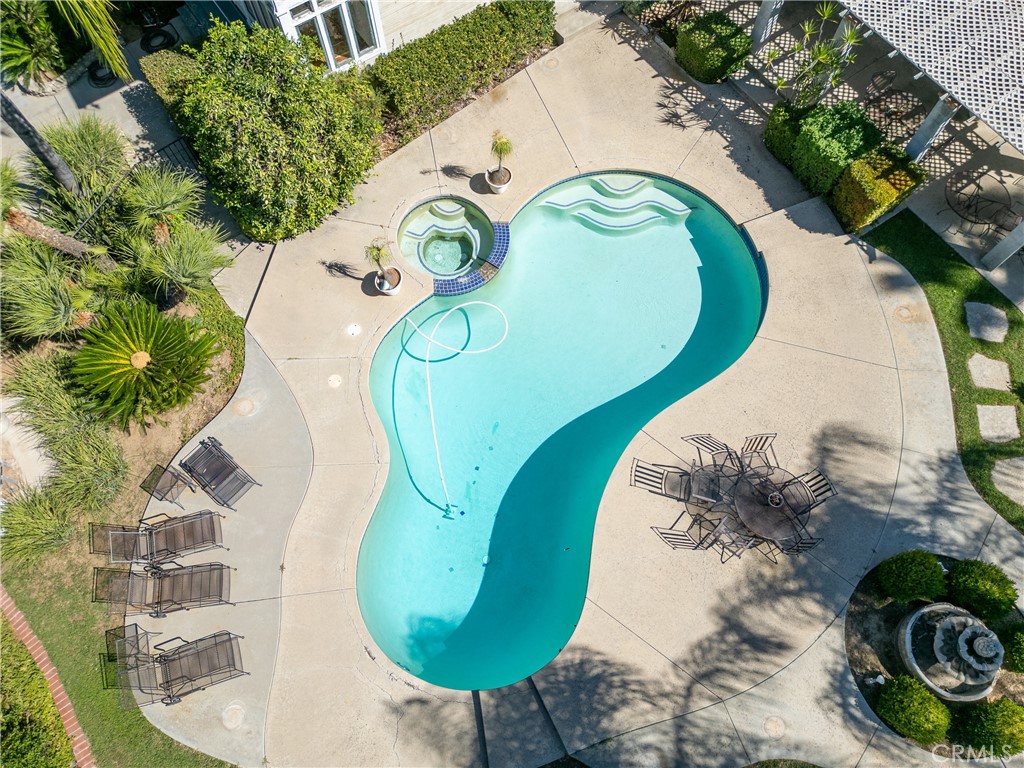https://media.crmls.org/medias/e6fba8aa-4f41-458d-aa70-10cca65662ec.jpg?preset=X-Large