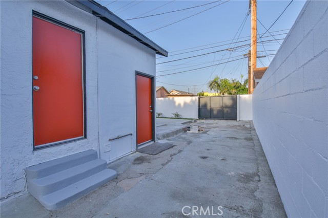 9218 Hooper Avenue, Los Angeles CA: https://media.crmls.org/medias/e6fe0235-9c11-4f90-b575-bfc853d27b35.jpg