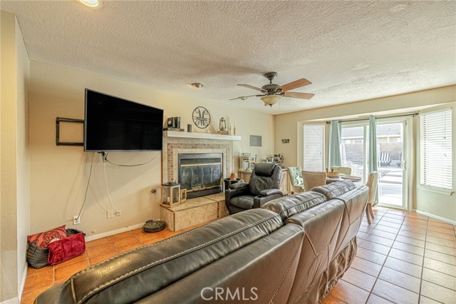 13290 Riverview Drive, Victorville CA: https://media.crmls.org/medias/e6fe29db-43c1-4a77-b042-b1f96ffb58a5.jpg