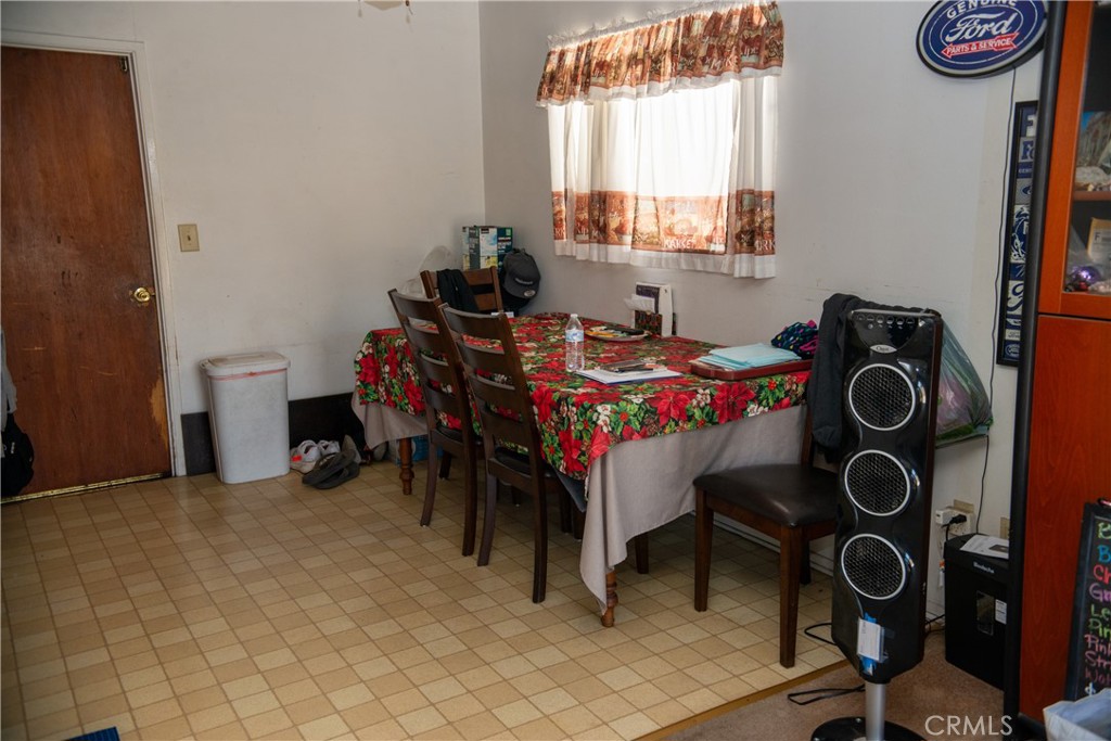 https://media.crmls.org/medias/e6fea263-d636-4e54-ba38-19d119b68092.jpg?preset=X-Large