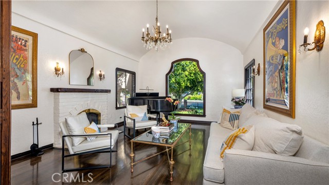 Detail Gallery Image 11 of 69 For 2042 N Ross St, Santa Ana,  CA 92706 - 3 Beds | 2/1 Baths