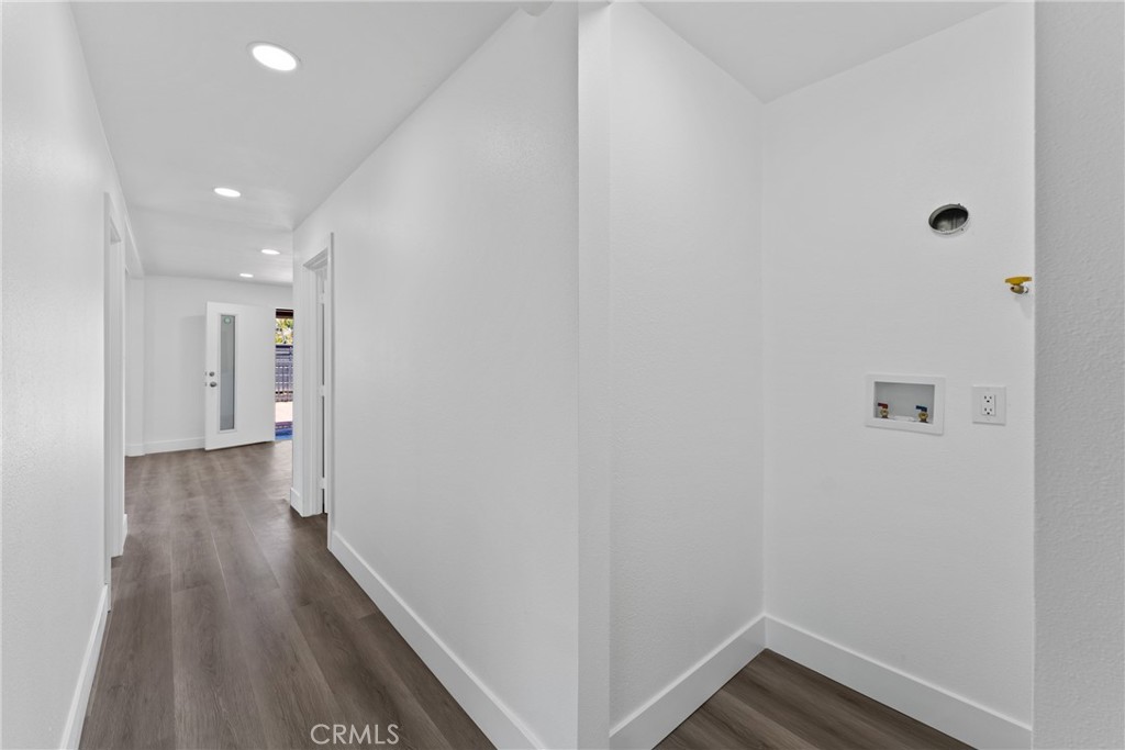 https://media.crmls.org/medias/e70008dd-e4b1-4020-93b4-ff8f4163170d.jpg?preset=X-Large