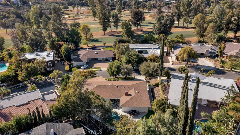 https://media.crmls.org/medias/e702537d-ce61-4c96-853c-9405e9fc81f5.jpg?preset=X-Large