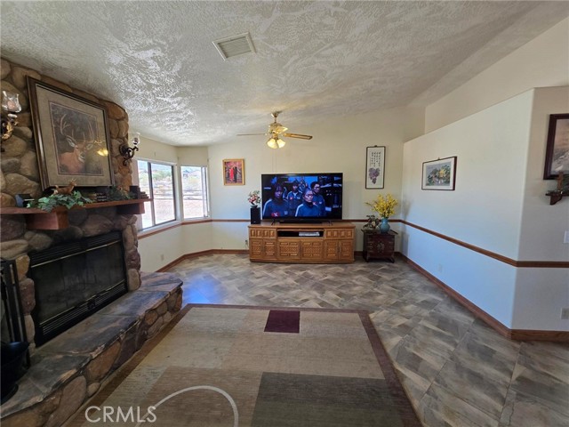 7050 Ivanpah Avenue, 29 Palms CA: https://media.crmls.org/medias/e703b262-edd9-4d4a-a094-f5b450aa770d.jpg