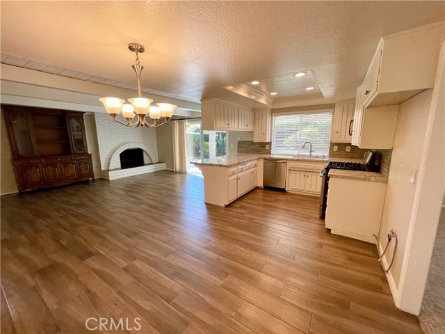 1327 N Stanford Avenue, Upland CA: https://media.crmls.org/medias/e7063143-eee4-45e6-9c13-28c727632c3a.jpg