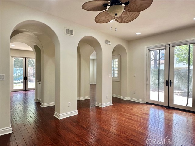 50 Winding Way, Irvine CA: https://media.crmls.org/medias/e7073ff5-f2f7-43ad-a292-e91acf637d9a.jpg