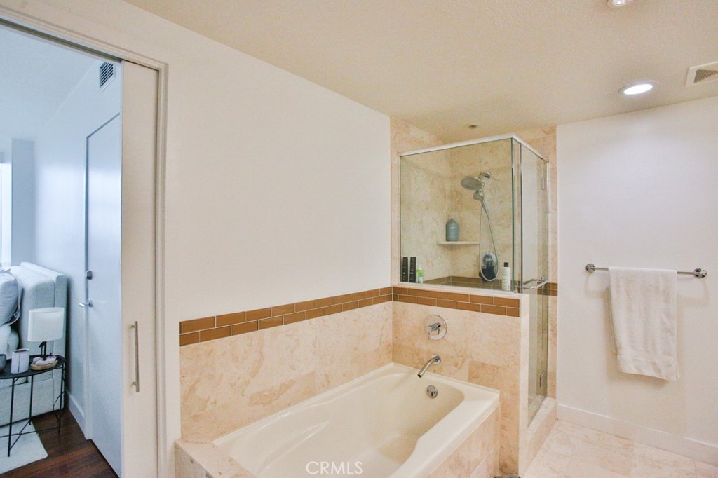 https://media.crmls.org/medias/e707bd4d-742e-4027-aa5c-41b0b696d83c.jpg?preset=X-Large