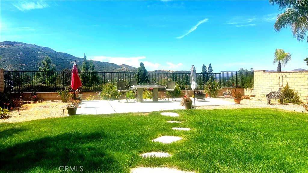 https://media.crmls.org/medias/e70853f7-758c-4617-b8de-8a93974419ef.jpg?preset=X-Large