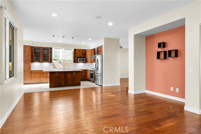 29 Mount Vernon, Irvine CA: https://media.crmls.org/medias/e7088095-a3c6-4d4e-ad03-91ef33aa276c.jpg
