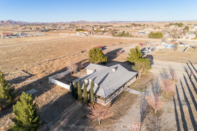 7087 W Avenue A, Rosamond CA: https://media.crmls.org/medias/e70a53f4-287e-4dbe-927c-bd709709d7d3.jpg