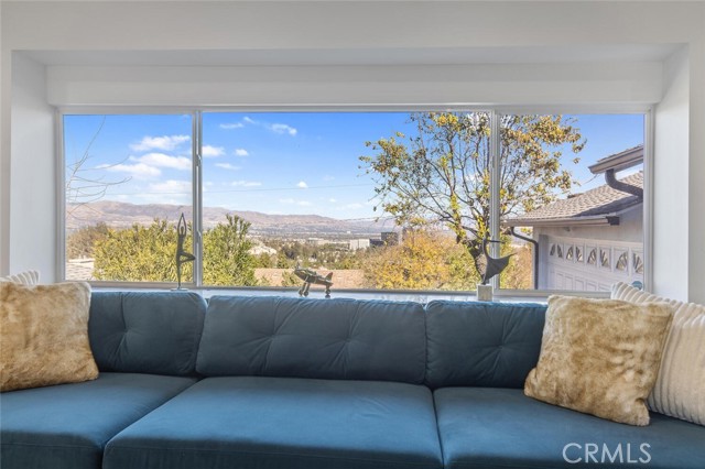 22444 Venido Road, Woodland Hills CA: https://media.crmls.org/medias/e70b723a-5979-4698-9b44-16df207981a4.jpg
