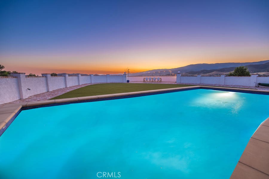 https://media.crmls.org/medias/e70bb222-546d-44a9-80e7-22722765b591.jpg?preset=X-Large