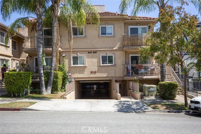 550 E Santa Anita Avenue, Burbank CA: https://media.crmls.org/medias/e70bb574-e61b-47a8-8334-10d389e993e6.jpg