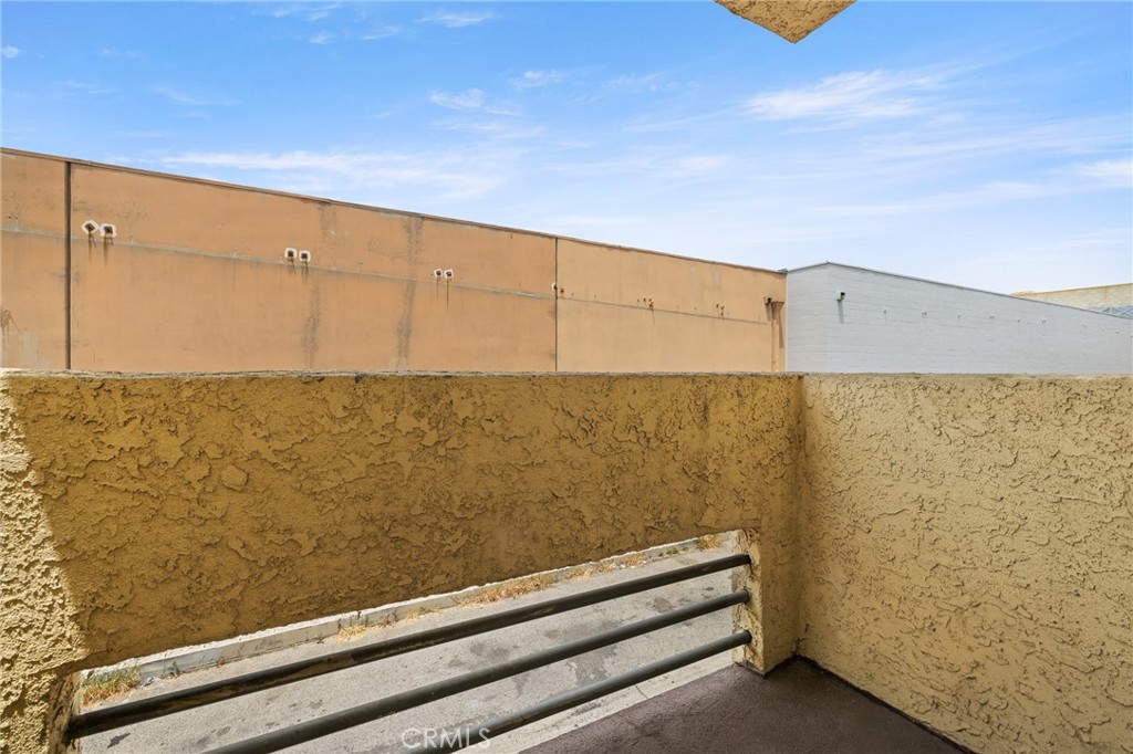 https://media.crmls.org/medias/e70c12bc-daf1-461d-8df9-c141bccb880d.jpg?preset=X-Large