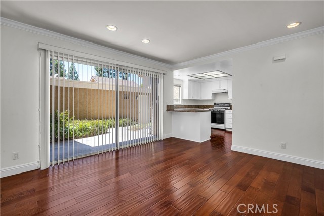 335 Sprucewood Avenue, Oak Park CA: https://media.crmls.org/medias/e70c4dc5-9578-46c9-8c98-e991469f0e3c.jpg