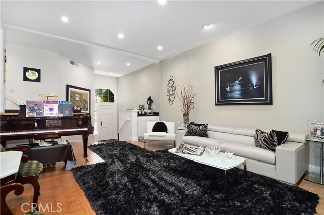 Detail Gallery Image 8 of 33 For 20950 Oxnard St #11,  Woodland Hills,  CA 91367 - 3 Beds | 2/1 Baths