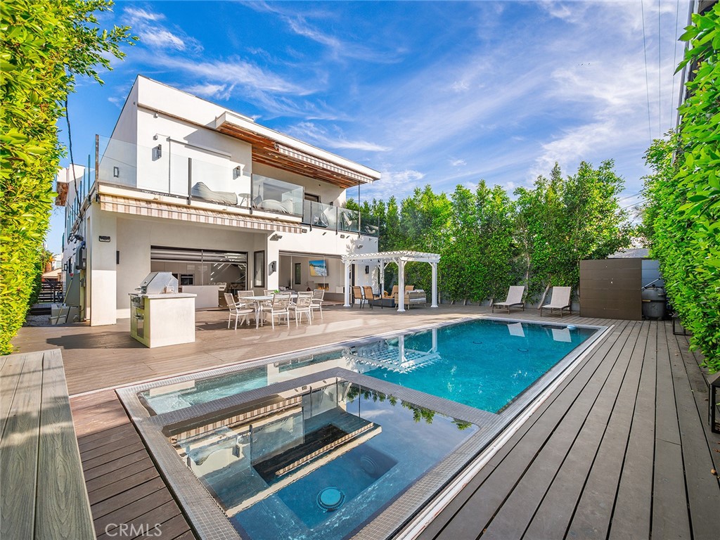 https://media.crmls.org/medias/e70d47a2-edb2-487a-be17-9af62f181fcb.jpg?preset=X-Large