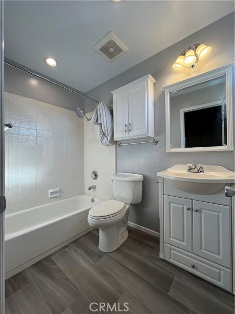 Detail Gallery Image 11 of 17 For 5456 Hermitage Ave #1,  Valley Village,  CA 91607 - 2 Beds | 2/1 Baths